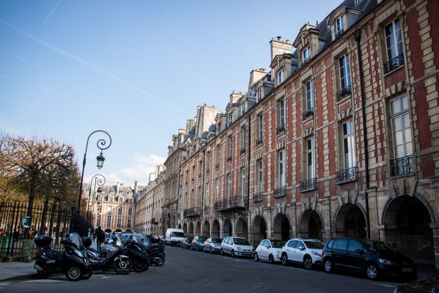 Le Marais: Pastry and Chocolate Food Tour - Weather, seasons, and practical limits