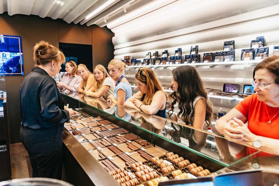 Le Marais Walking Food Tour with Cheese, Wine & Pastries - The guide makes the difference