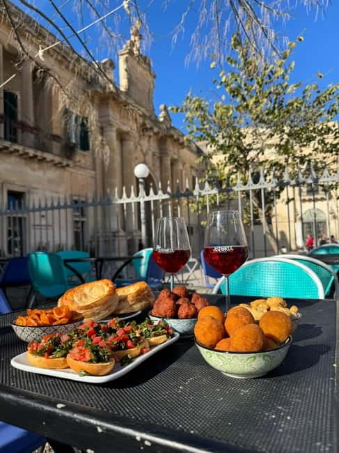 Lecce: Guided Street Food Walking Tour with Food and Wine - Walking toward Piazza del Duomo