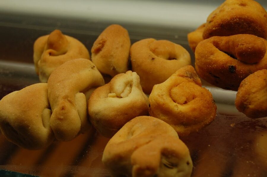 Lecce: Street Food Tasting and Sightseeing Tour - Porta Napoli and the stories behind the monuments