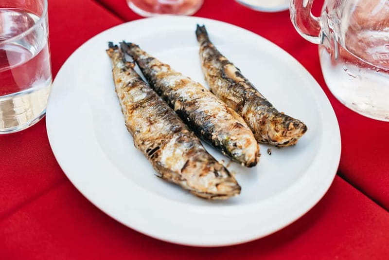 Lisbon: Baixa District Food Tour with Dinner and Drinks - Praça do Comércio and the story of a rebuilt city