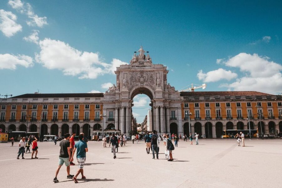 Lisbon: Private Food & Wine City Tour by Eco Tuk Tuk - Timing, meeting points, and cruise-day advice