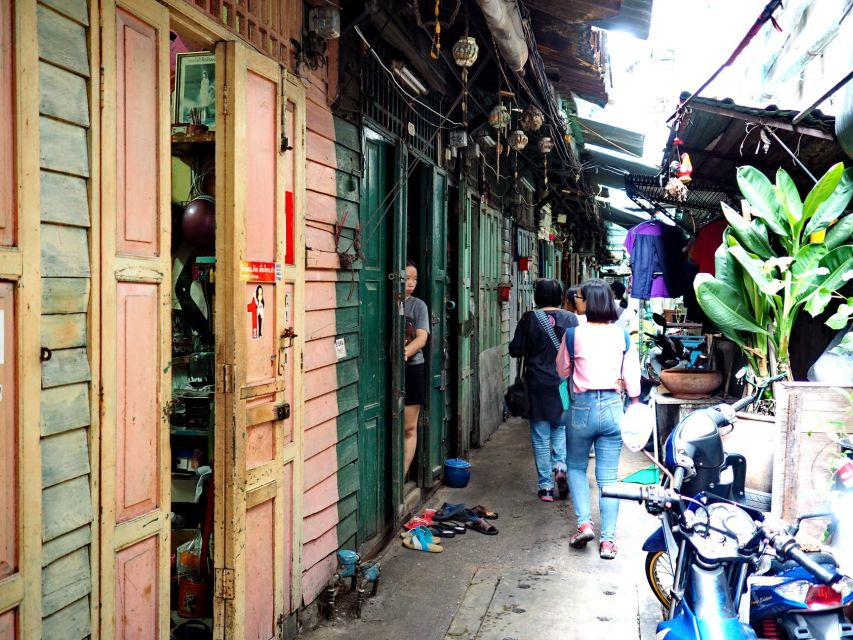 Local Life, Culture & Food Walking Tour at Chinatown - Food that explains the neighborhood