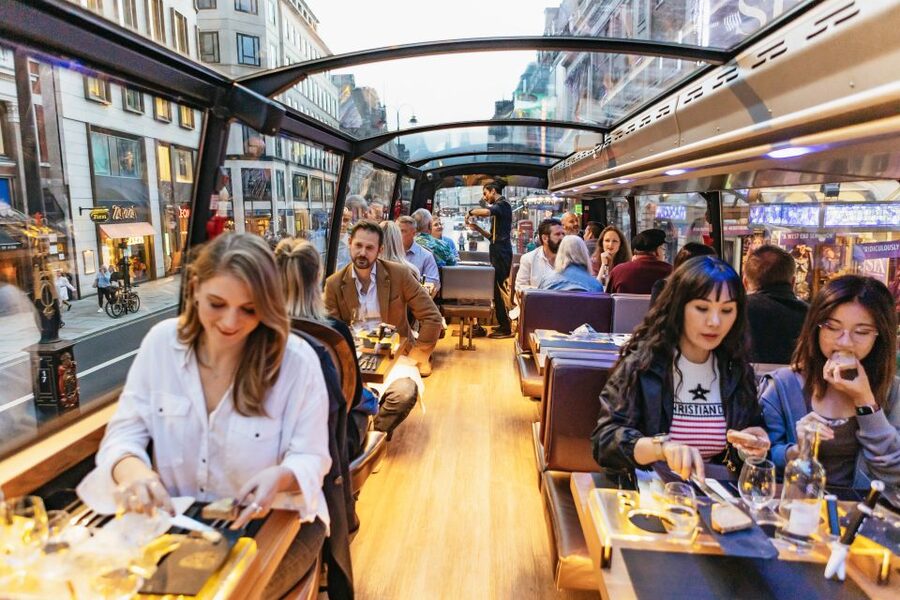 London: 6-Course Gourmet Dinner on a Luxury Coach - A six-course dinner with London moving past the windows
