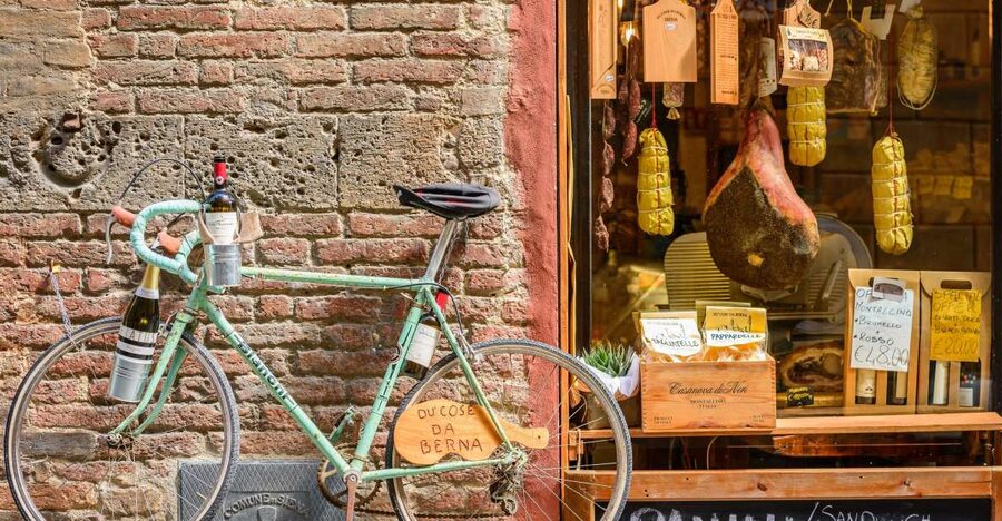 Lucca: Guided Food Walking Tour with Tastings - Guides who make the difference