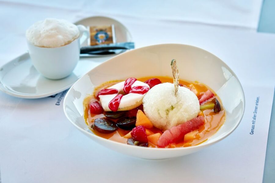Lucerne: Lake Lucerne 1st Class Cruise with Gourmet Lunch - The Views Are the Main Event