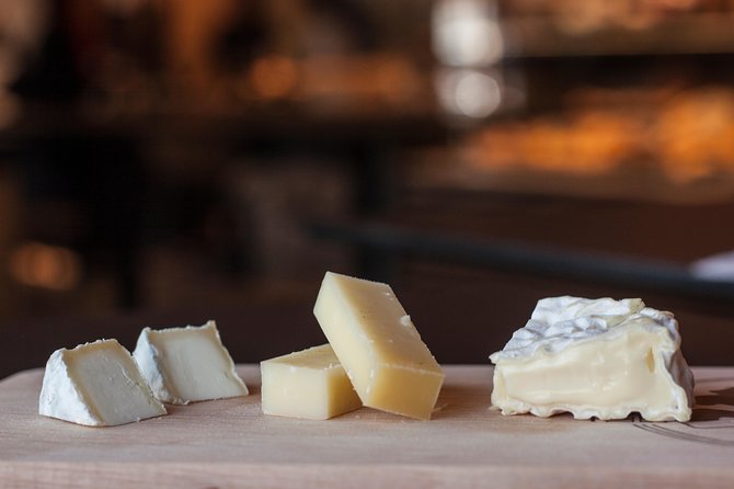 Lyon Old Town Food Tour with 6 French Delicacies & Fine Wine - Saint-Jean and the passageways of Vieux Lyon