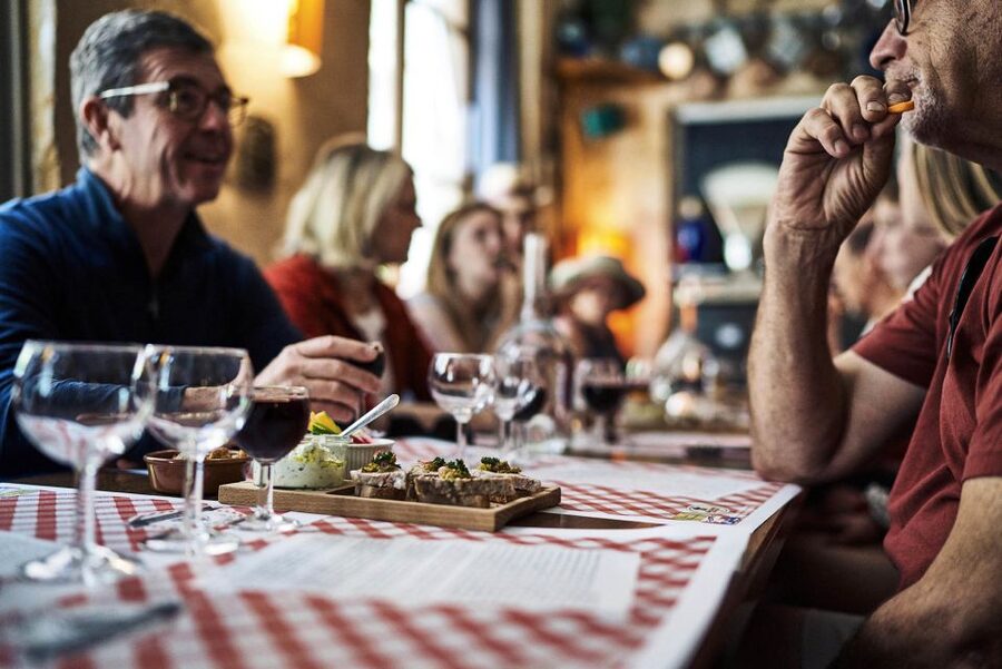 Lyon: Vieux Lyon Food Tasting Walking Tour - Practical details that affect your day