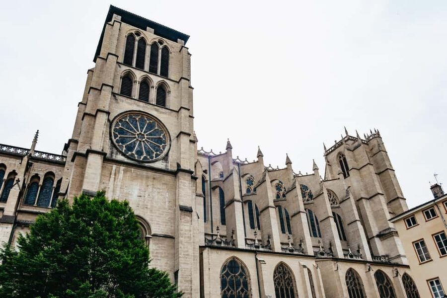 Lyon: Vieux Lyon Food Tasting Walking Tour - Five stops, fourteen tastes, and a full lunch