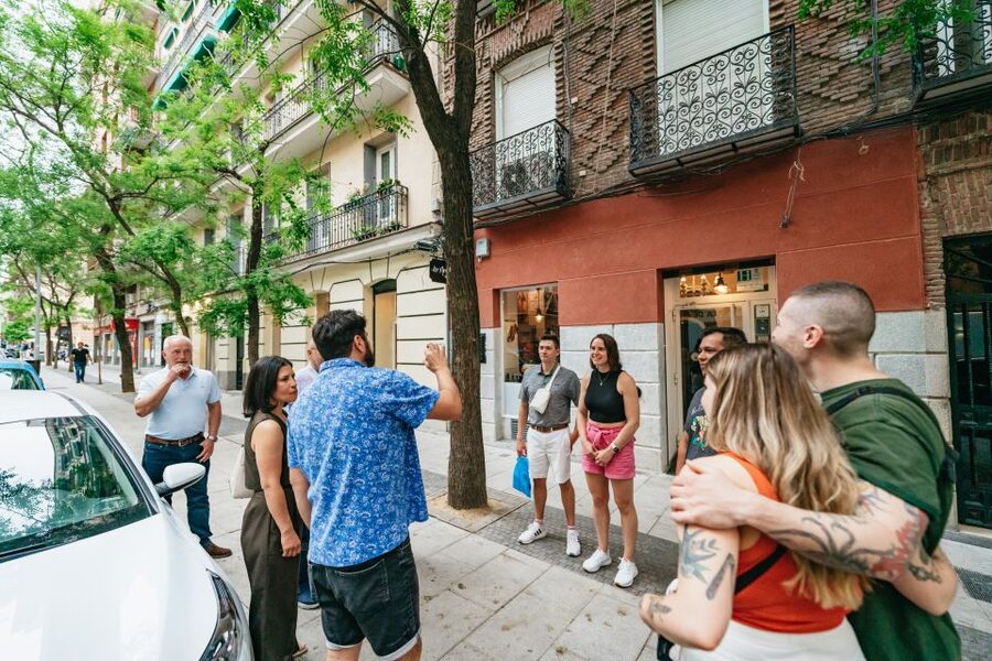 Madrid: Food & Wine Tour with 10 Tapas & 4 Drinks Included - The guide shapes the whole evening