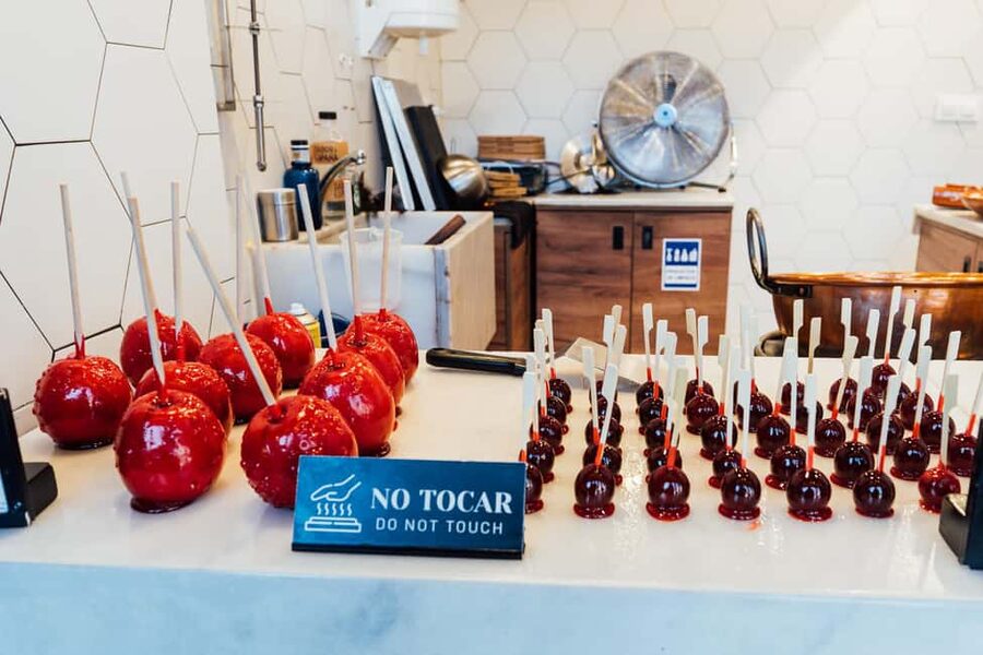 Madrid: Guided Food Tour with Tapas Tastings and Drinks - Madrid de los Austrias and the older city