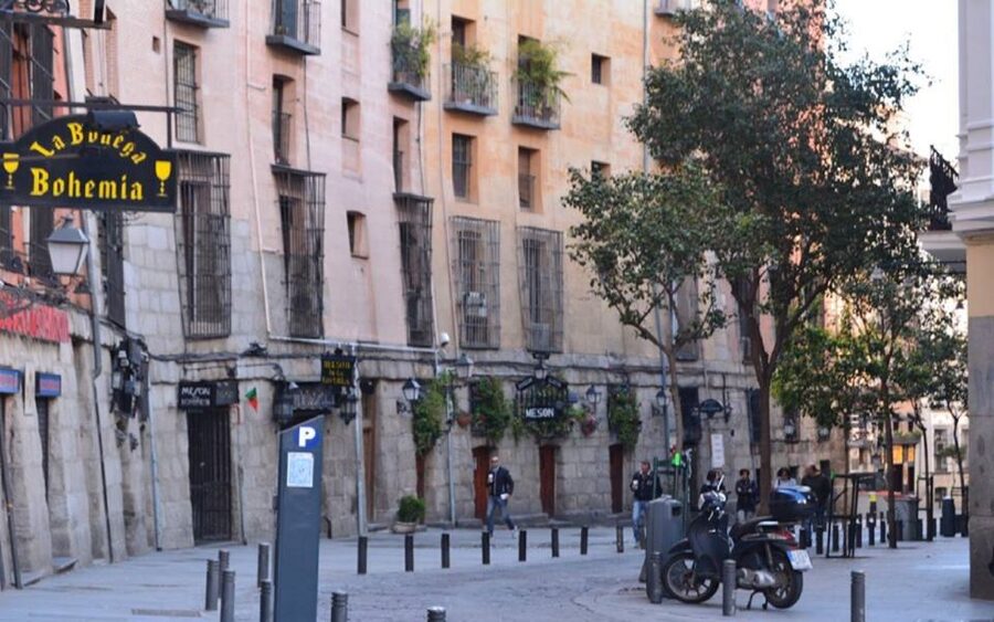 Madrid: Old Madrid Walking Food and Wine Tour - Walking past Plaza Mayor and the old city hall