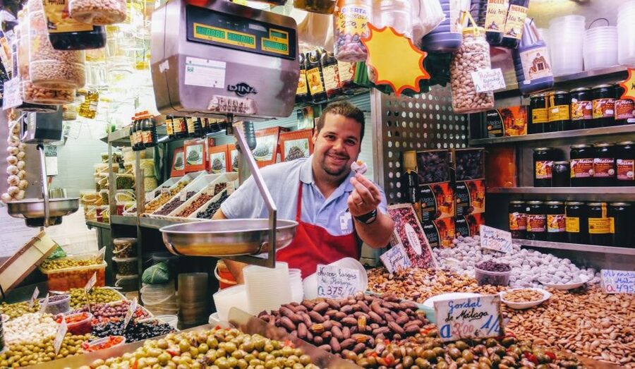 Malaga: Tapas Tasting Tour - The guide is central to the experience