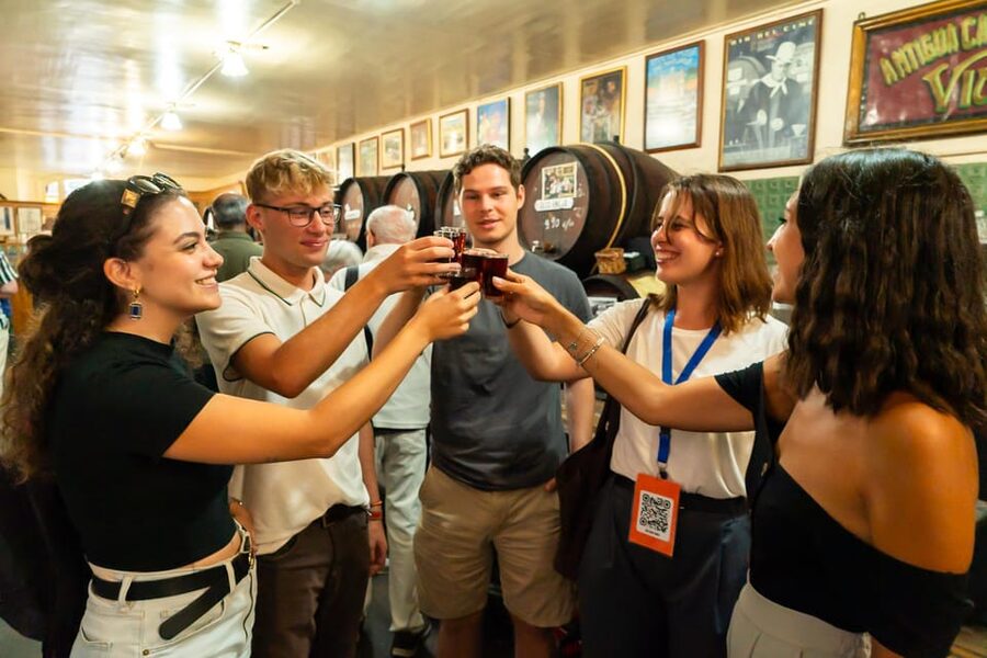 Malaga: Wine and Tapas Tour with Tastings and Drinks - How much food and drink do you receive?
