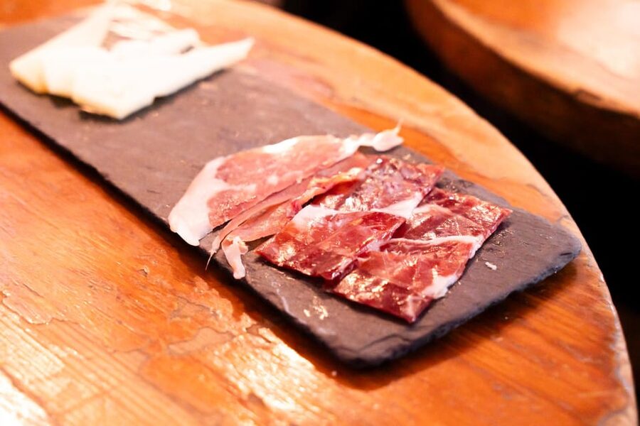 Malaga: Wine and Tapas Tour with Tastings and Drinks - The guides make the difference