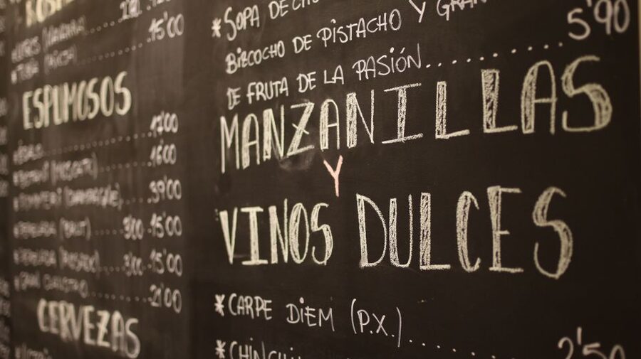 Málaga: Wine & Tapas Tour - Stop one: Málaga wine and the old tavern tradition