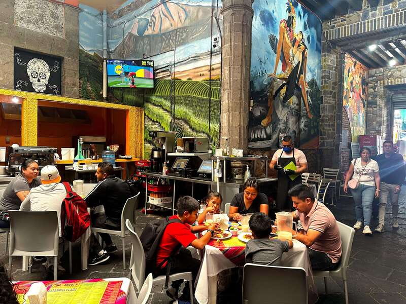 Mexico City: Old Town Food Tour of 7 Tastings & Secret Dish - Meeting the guide beneath the subway screen