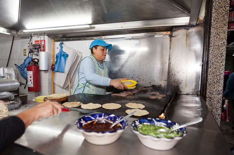 Mexico City: Tacos & Mezcal Night Food Tour - What the minivan adds to the evening