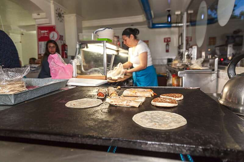Mexico City: Tacos & Mezcal Night Food Tour - Starting with northern-style tacos