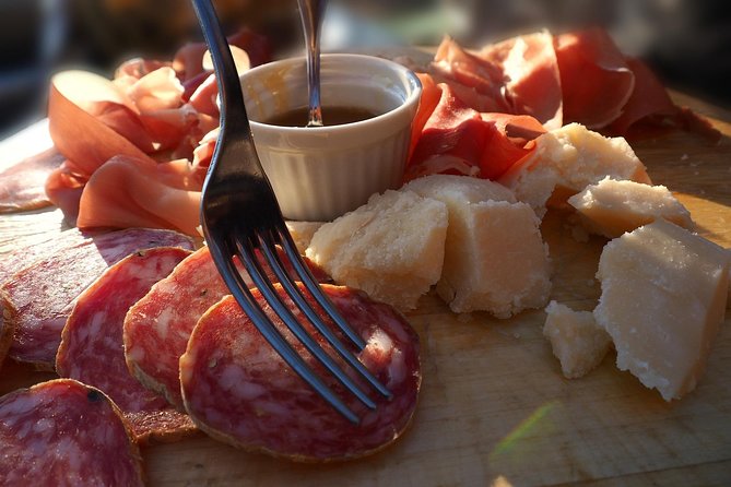 Milan: Sunset Navigli Food & Drinks Tour by Do Eat Better - The evening begins with Milanese aperitivo