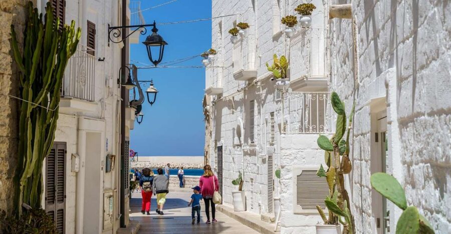 Monopoli: Walking Street Food Tour - Piazza Vittorio Emanuele II and the approach to the old town