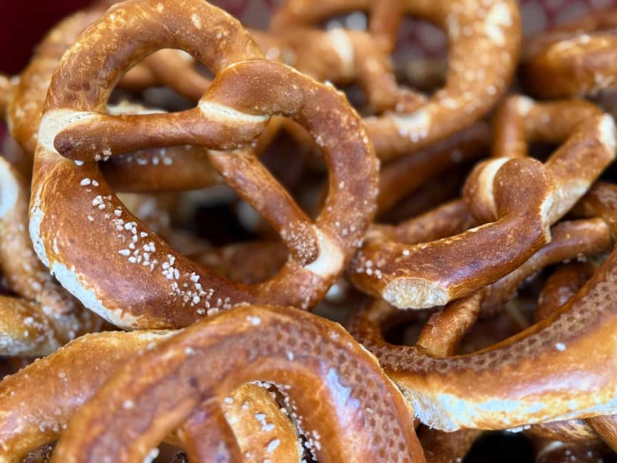 Munich: Viktualienmarkt & Altstadt Food Tour - Starting at Isartor With a Cosmobiological Drink