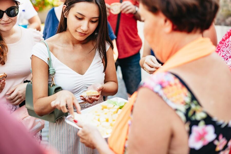 Munich: Viktualienmarkt Food Tour - Starting near Marienplatz and entering the market