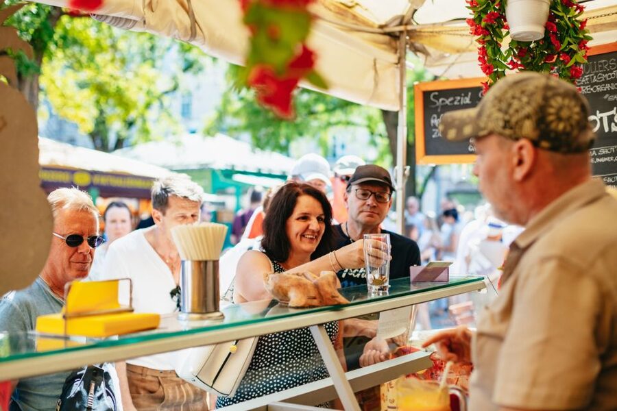 Munich: Viktualienmarkt Food Tour - Stories from guides and market traders