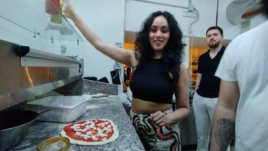 Naples: Pizza Making Class with Neapolitan Chef and drink - Who should book this activity?