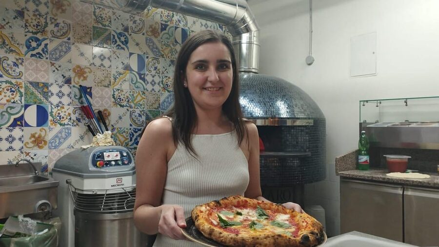 Naples: Pizza Making Class with Neapolitan Chef and drink - Martina and the English-language instruction