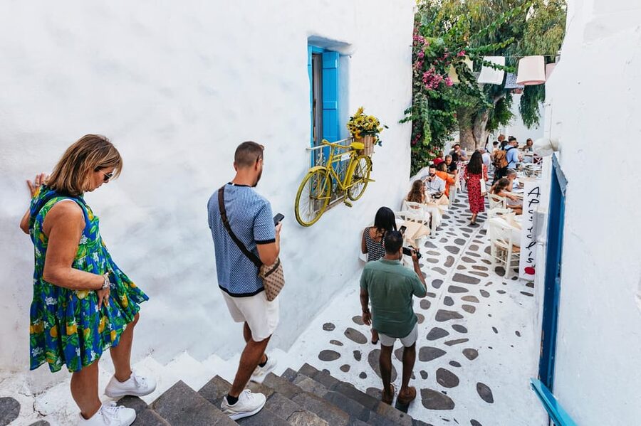 Naxos: Naxos Town Food Tour with Tastings and Wine - Traditional dishes and the surprise of a full dinner