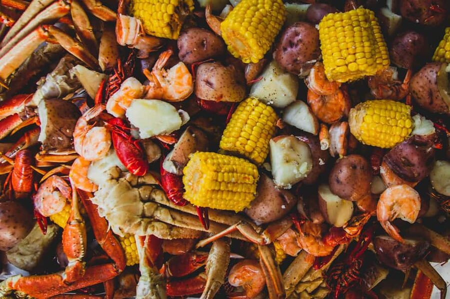 New Orleans: Food Tour with Seafood Boil in French Quarter - What the guides add to the meal