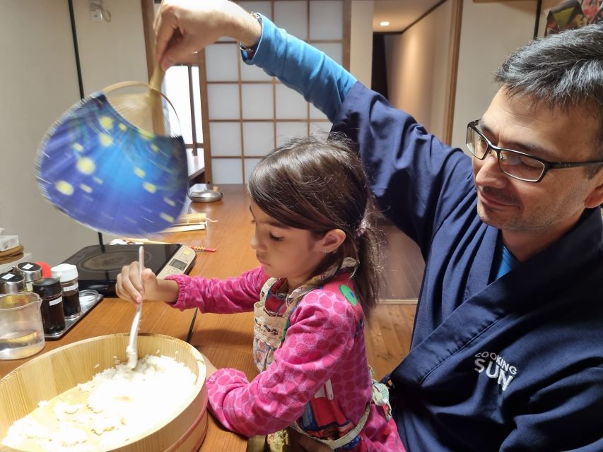 Nishiki Market Food Tour with Cooking Class - Choosing your donburi bowl