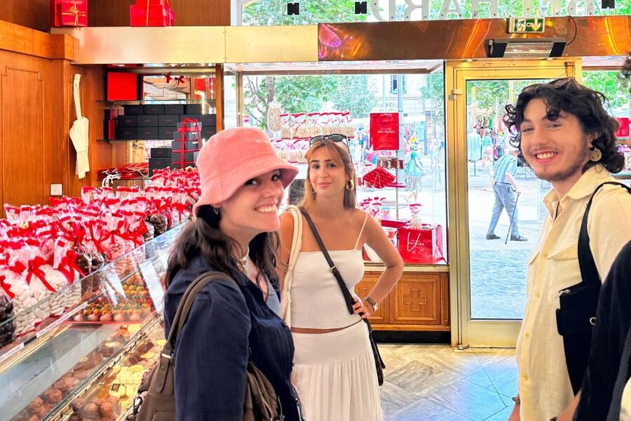 NO DIET CLUB - Unique local food tour in Aix en Provence - The first tastes: sweets, bread, and a Provençal welcome