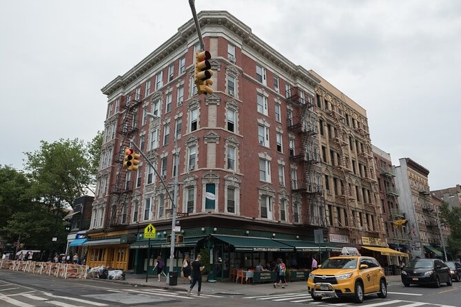 NYC: Greenwich Village Food Tour with 6 Locals Favorites Dishes - The guides shape the experience