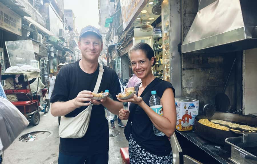 Old Delhi: 3-hour Street Food Tour - Gurudwara Sis Ganj and the community kitchen