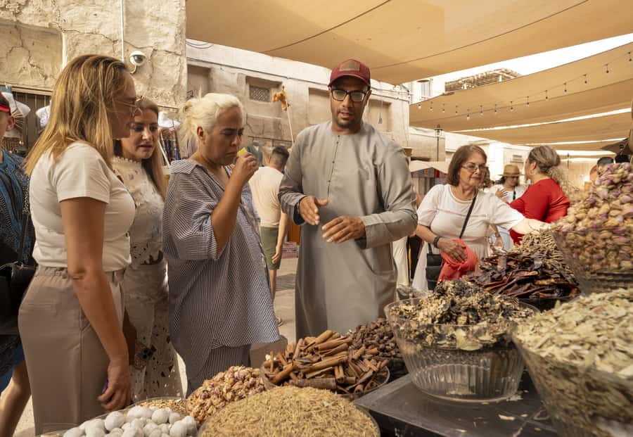 Old Dubai Historic Guided Tour: Creek, Street Food & Souks - What the guides add to the experience