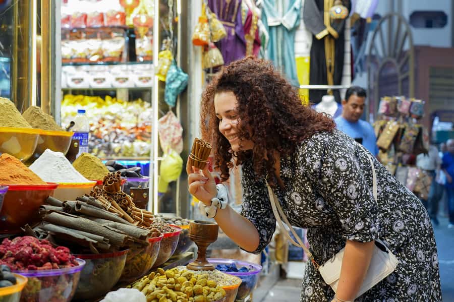Old Dubai: Premium Guided Tour with Street Food & Abra Ride - What the food adds to the experience