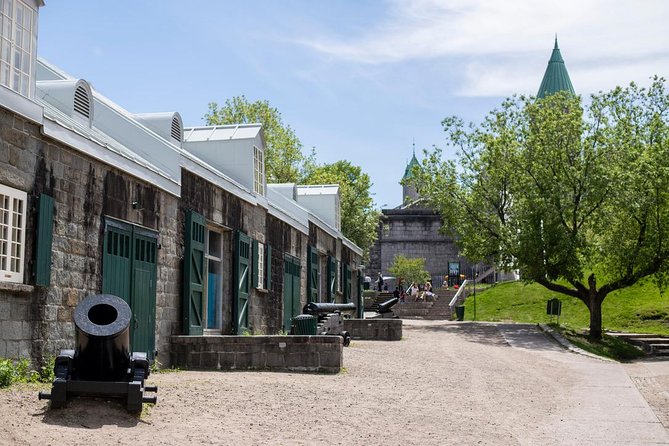 Old Quebec City Food Tour with 10+ Autentic Local Tastings - The guides make the food more useful