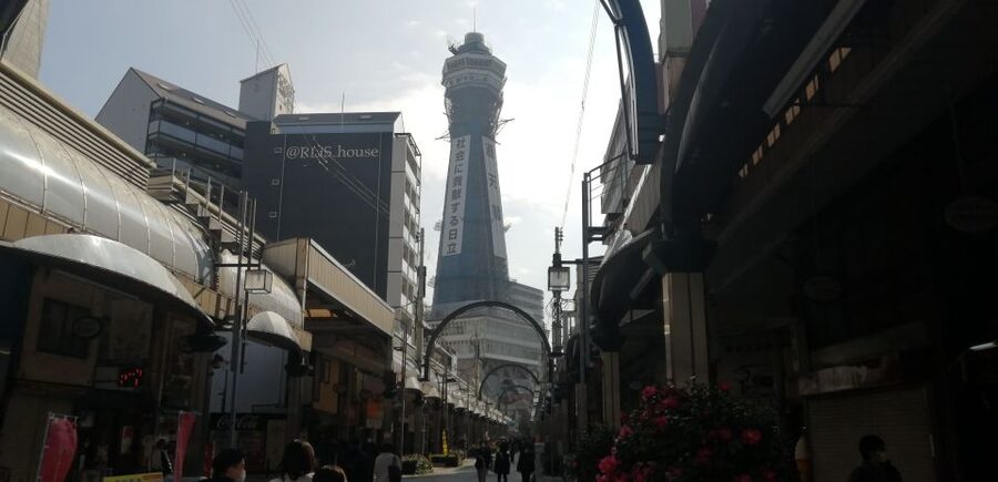 Osaka: Five Must-See Highlights Walking Tour & Ramen Lunch - How Taka shapes the experience
