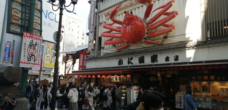 Osaka: Five Must-See Highlights Walking Tour & Ramen Lunch - Osaka Castle: history, views, and a useful photo stop