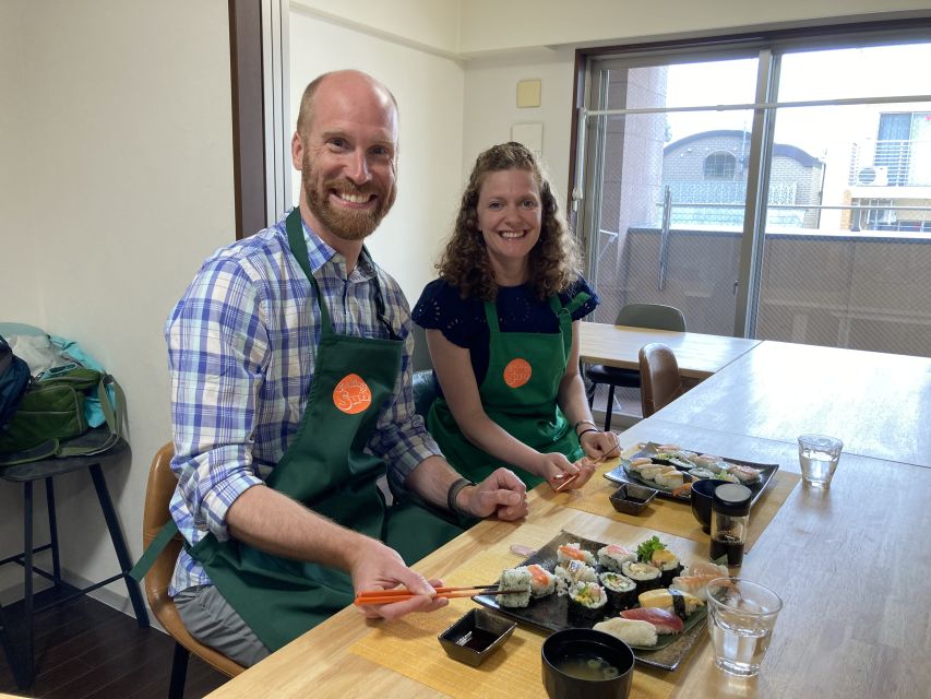 Osaka: Sushi Class in Dotonbori - The salad roll: a friendly first technique