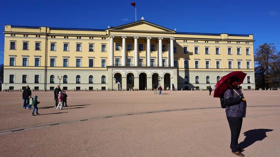 Oslo: Tour with a Michelin star chef - The Christmas market and Norwegian seasonal treats