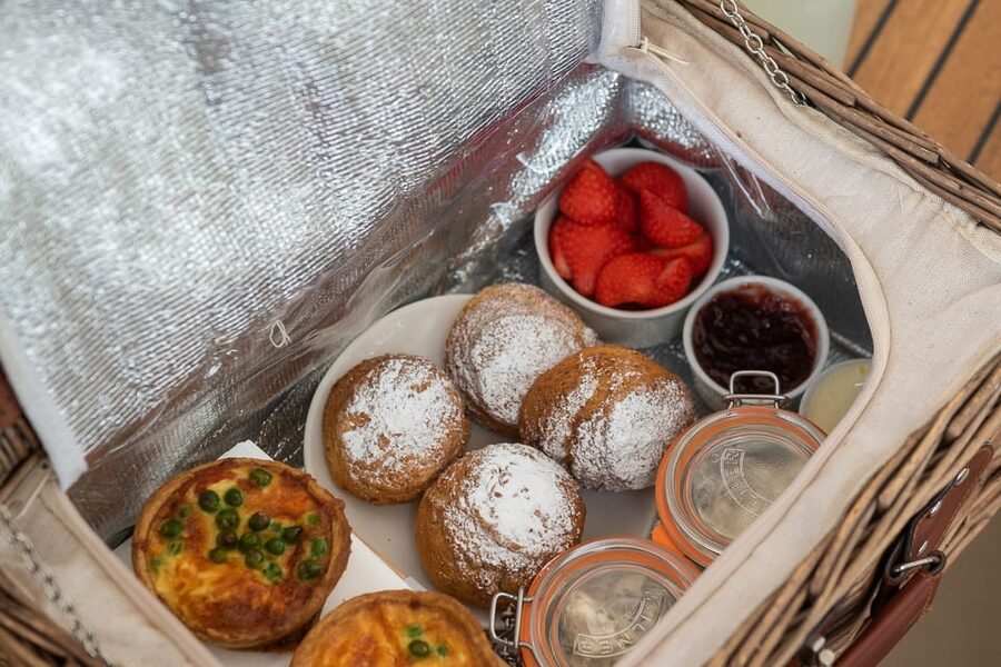 Oxford: Scenic Sightseeing Cruise with Gourmet Picnic - Passing through the lock at a gentle pace