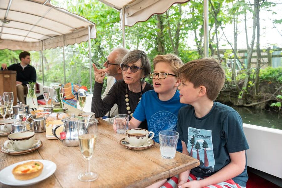 Oxford: Scenic Sightseeing Cruise with Gourmet Picnic - The pause at the riverside pub