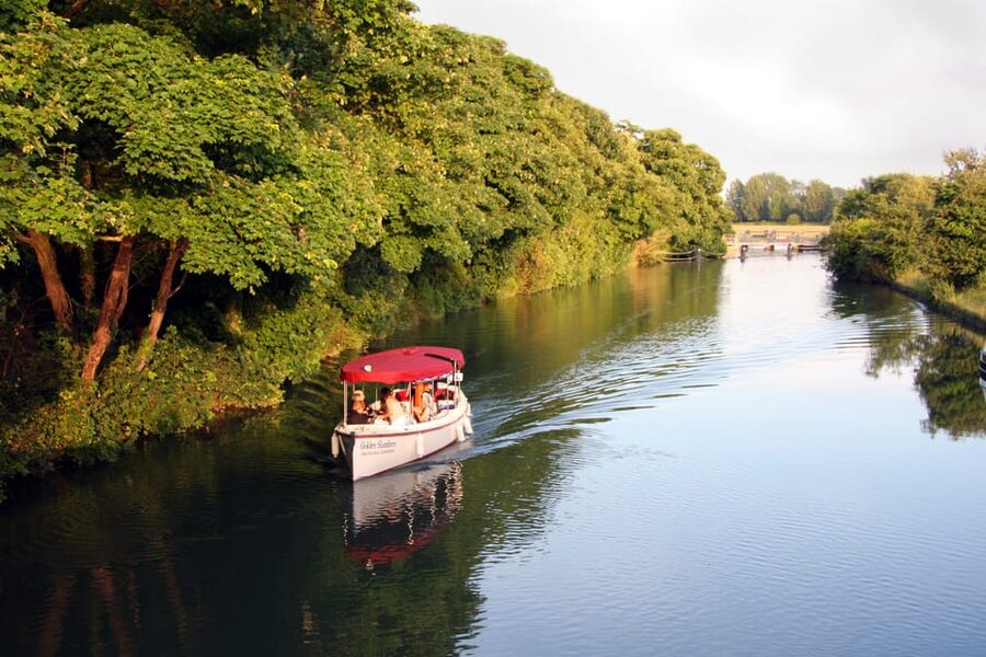 Oxford: Scenic Sightseeing Cruise with Gourmet Picnic - What the guide adds to the afternoon
