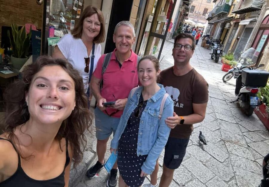 Palermo: Mafia history and present, Street Food Walking Tour - Second tasting: sfincione and pani câ meusa