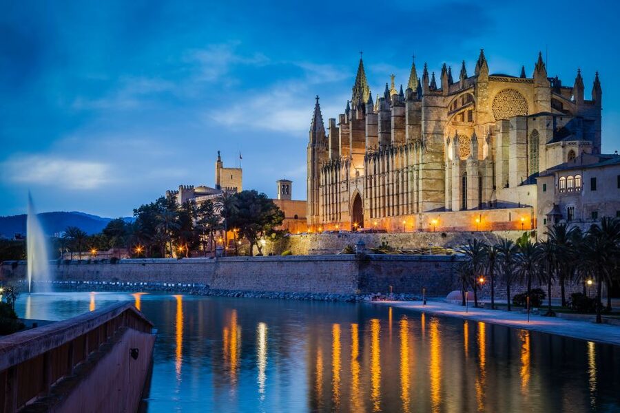 Palma: Culinary Tapas Tour of the Old Town - Passeig del Born to the warm tapas stop