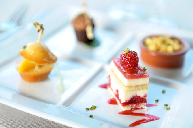 Paris 3-Course Gourmet Dinner and Sightseeing Seine River Cruise - Music, service, and the evening mood