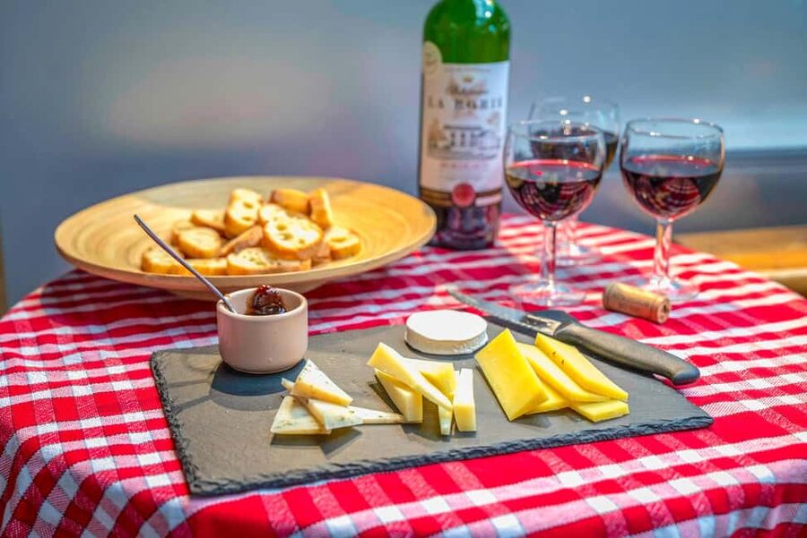 Paris: Champagne and Oysters Food Tour - Oysters and wine: a salty opening